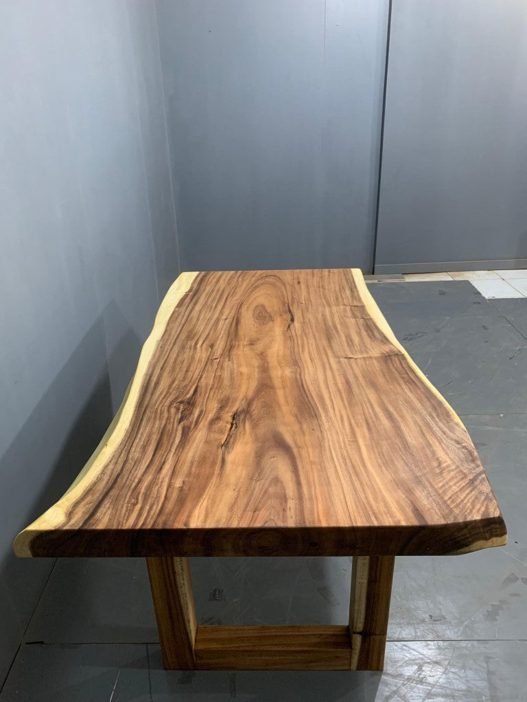 The 160cm x 101cm Live Edge Dining Table