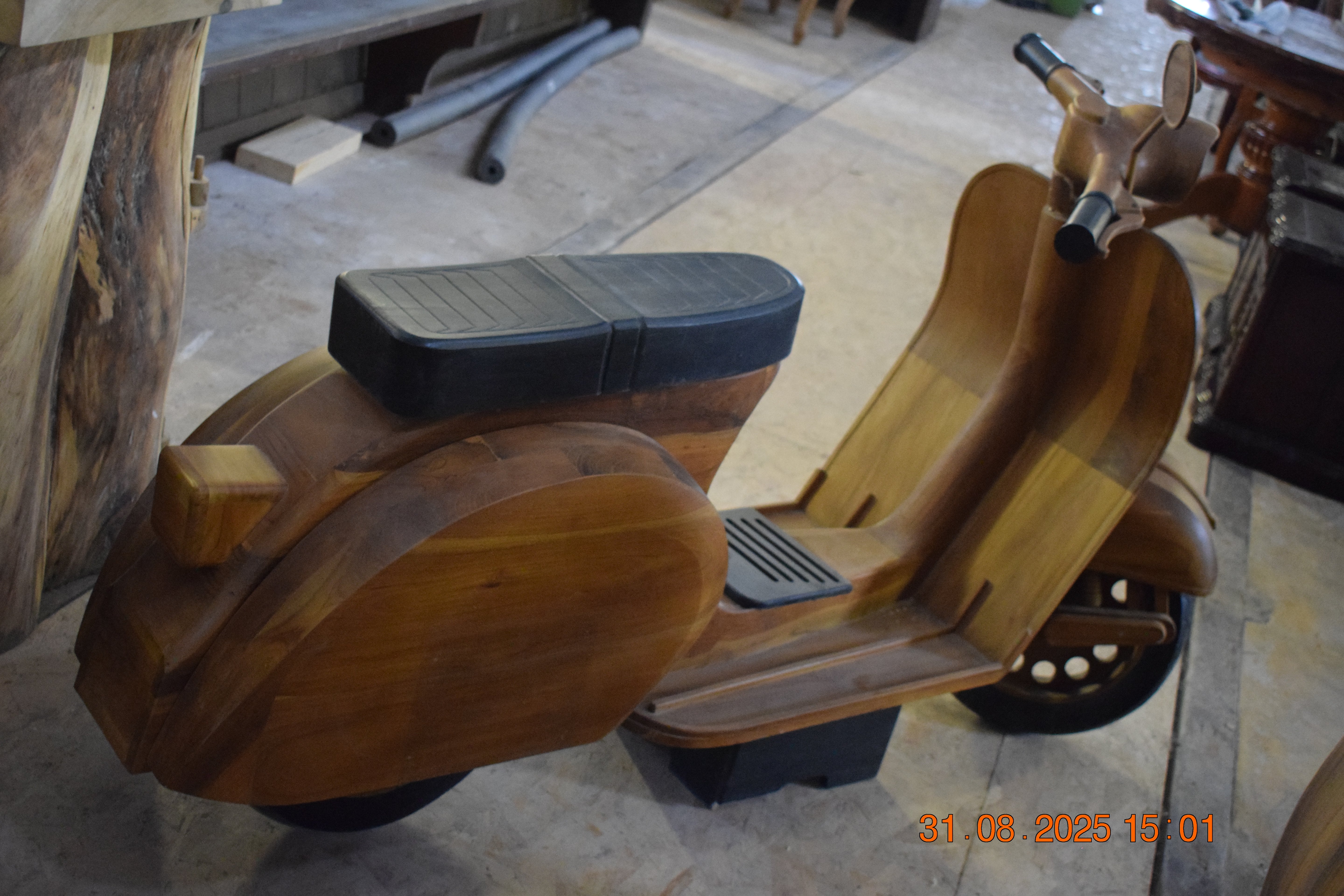 Handcrafted Wooden Vespa Scooter – Unique Vintage-Style Decor Piece 🪵🛵